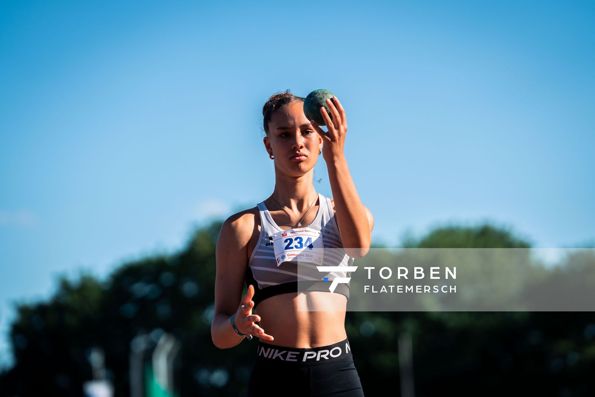 Amira Weber (LG Peiner Land) im Kugelstossen am 02.07.2022 waehrend den NLV+BLV Leichtathletik-Landesmeisterschaften im Jahnstadion in Goettingen (Tag 1)